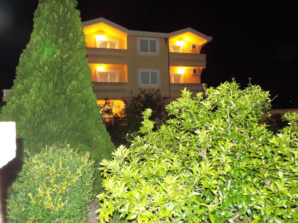 Apartments Old Olive Bar Bagian luar foto